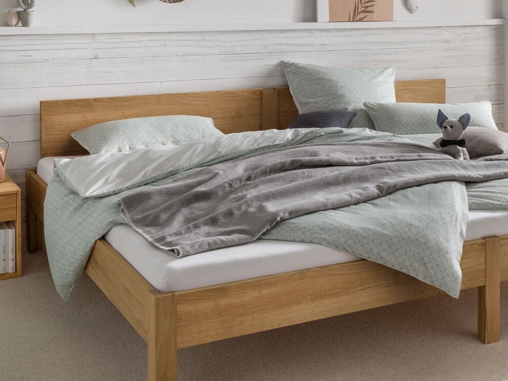 Het hoofdbord is naar binnen geschoven en eindigt met de schuine poten