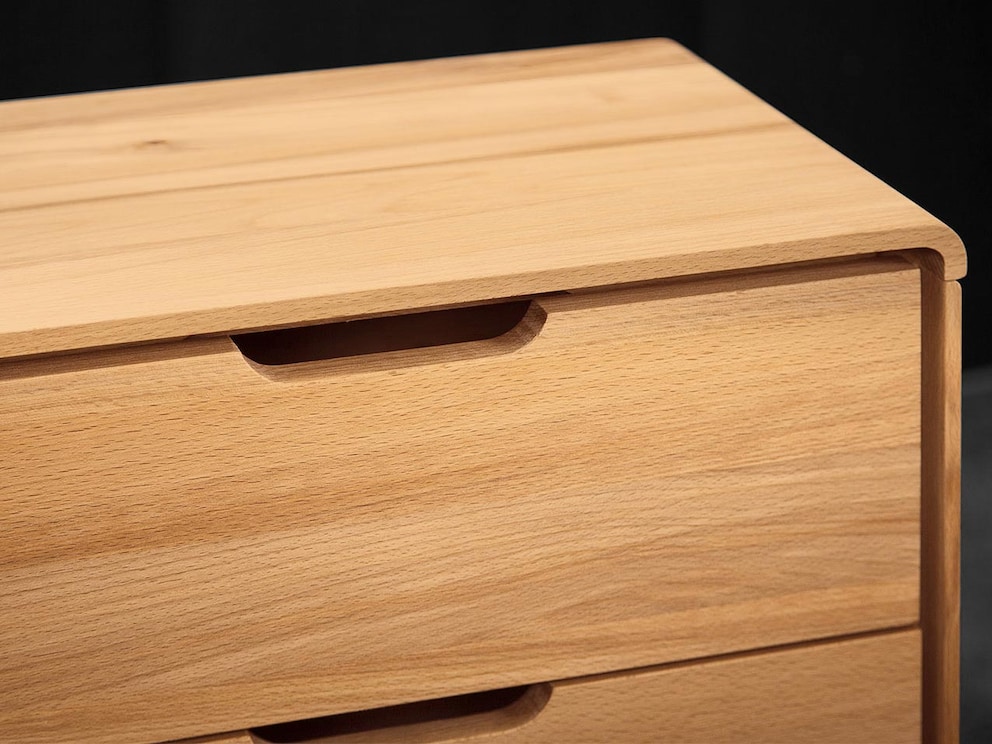 Het slanke frame omlijst het nachtkastje bijzonder mooi