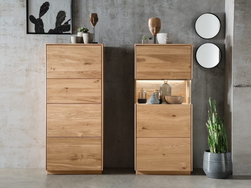 Hoge kast Vasado - links variant 01 met houten deuren, rechts variant 02 met glaselement