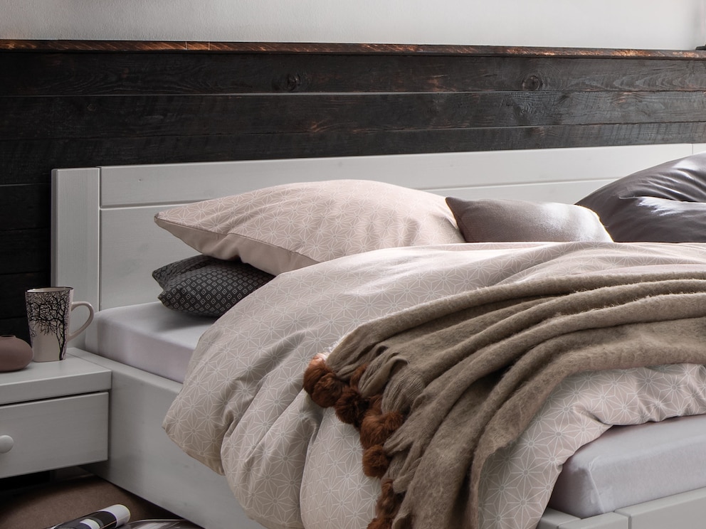 Pin lasuré blanc au design rectiligne avec tête de lit sans fioritures