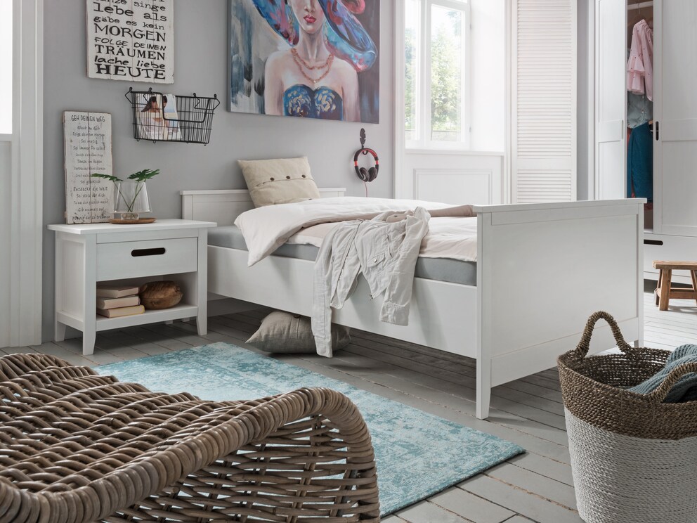 Slimme, naar binnen hellende poten geven het bed visuele lichtheid