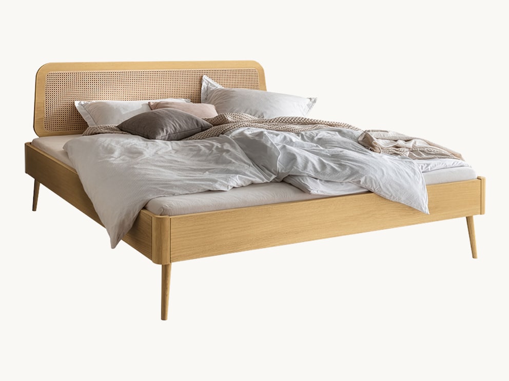 Massief houten bed Vienna met Weens vlechtwerk aan het hoofdeinde, hier in wild eikenhout
