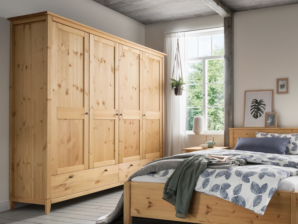 Moderner Kleiderschrank in skandinavischem Design aus massivem Kiefernholz
