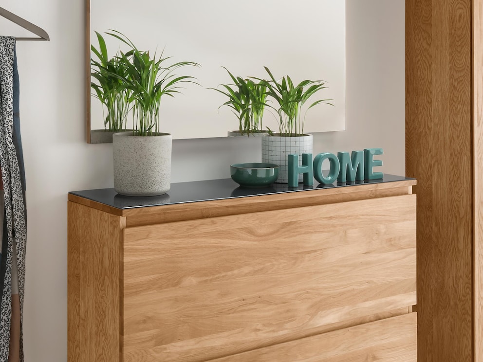 De aan de wand gemonteerde schoenenkasten zien er bijzonder trendy uit met het optioneel verkrijgbare zwarte glazen bovenblad.