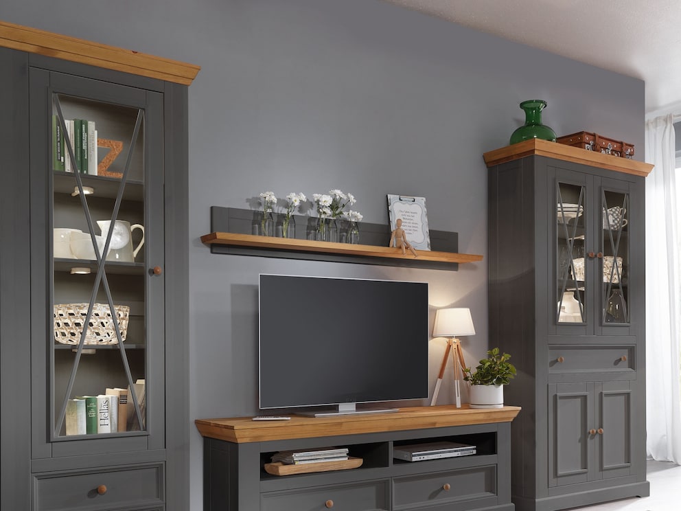 L'étagère murale pratique complète parfaitement le lowboard du même nom