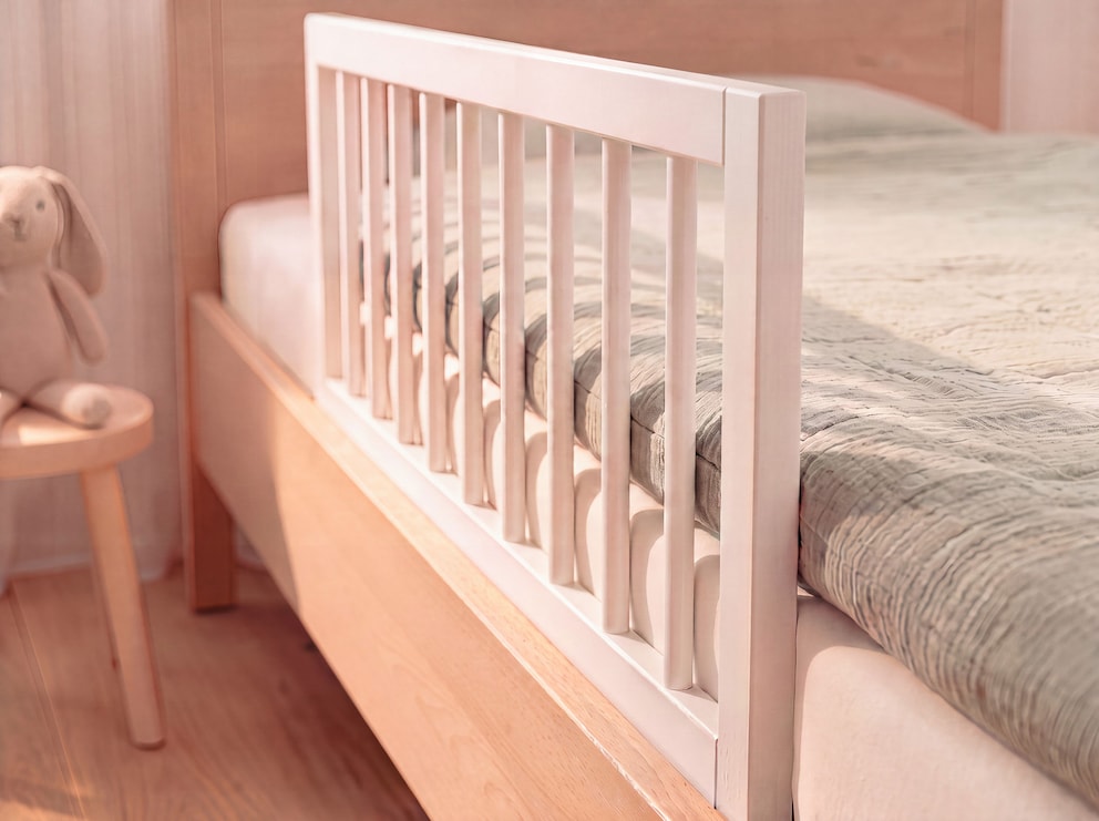 Rapidement installée, la barrière « Scudetto » protège votre enfant des chutes hors du lit