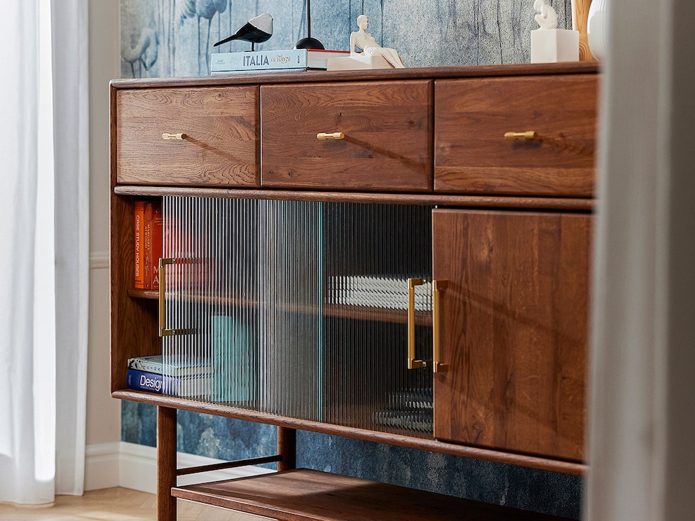 Ribbelglas ontmoet massief hout – Serea speelt met licht, structuur en elegantie