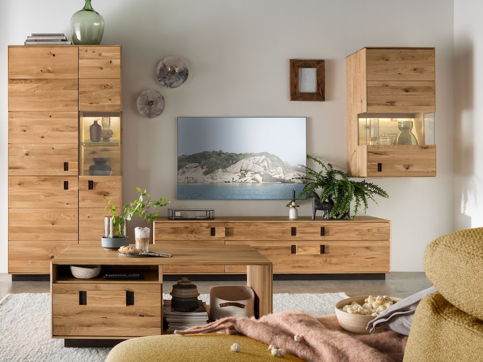 La variante 01 est une vitrine suspendue rustique et élégante.