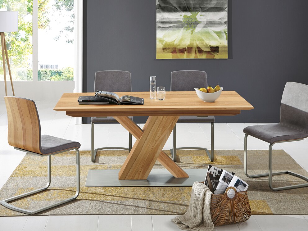 Revera kolomtafel met x-kolom in kernbeuken en zilvergrijze voetplaat