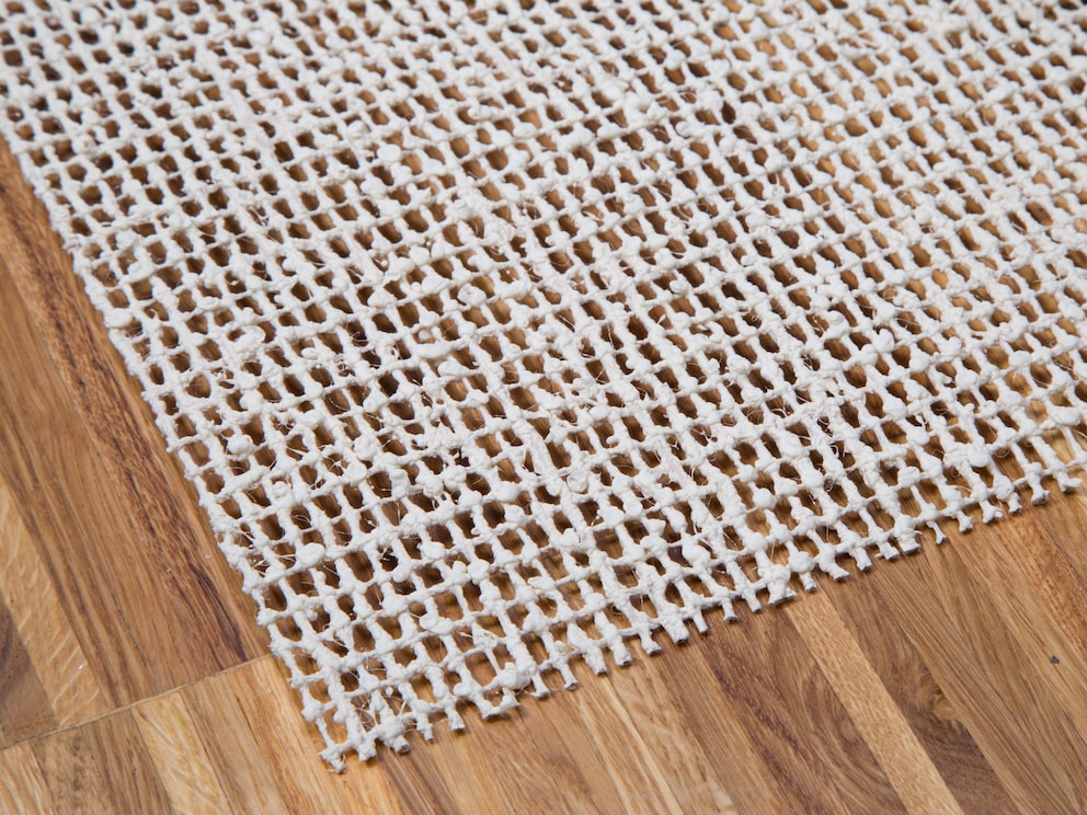 La protection antidérapante du tapis convient parfaitement pour les parquets